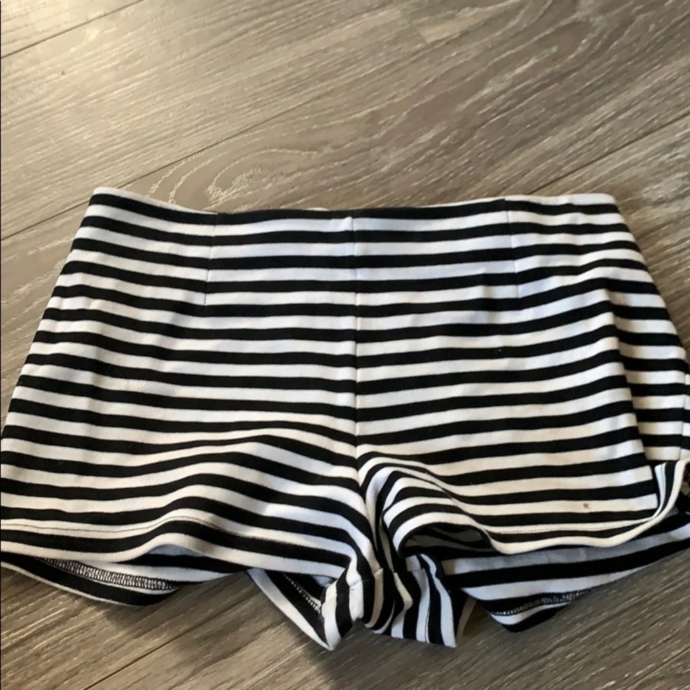 Stretchy zip shorts